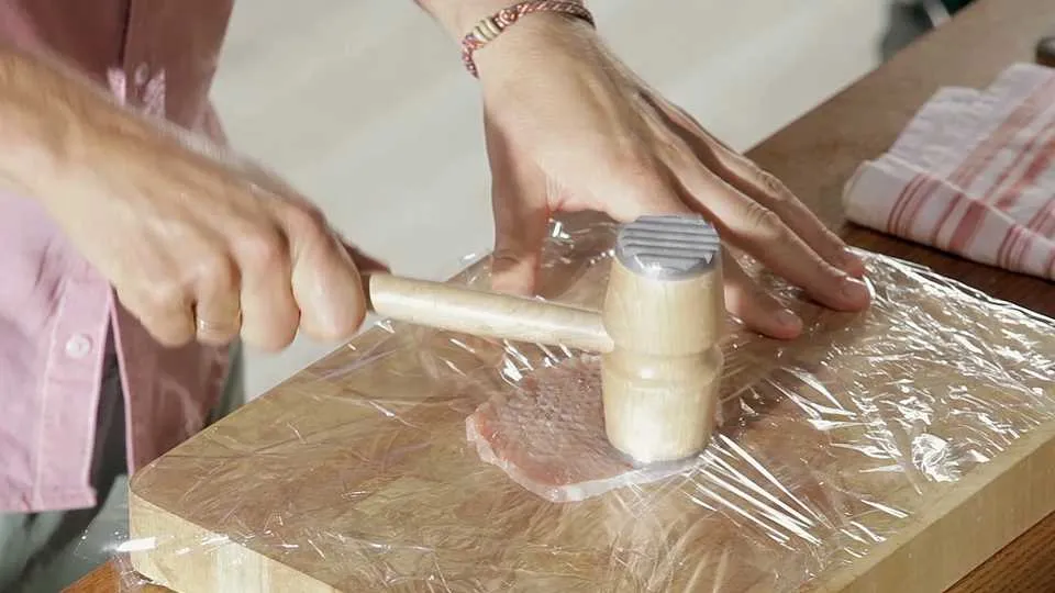 Kotlet – jak rozbić mięso?